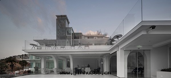 電(diàn)滲脈沖抗滲除湿系(xì)統幫您解(jiě)決地(dì)下(xià)室(shì)容易受潮(cháo)發(fà)黴情(qíng)況